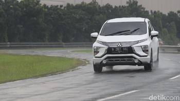 8,4 juta unit Mitsubishi Xpander Sport seharga Rp 254,2 juta bisa ditebus oleh Jeff Bezos. Bisa buat menraktir seluruh warga Kroasia dan masih sisa banyak. Foto: Grandyos Zafna