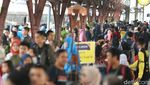 Hasto Kristiyanto Lepas Pemudik di Stasiun Senen