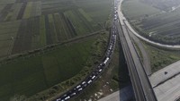 Suasana macet arus mudik di H2 Lebaran sepanjang 39 km di arah keluar pintu tol Pejagan, Jawa Barat, pada 2016. Lalu lintas tol Pejagan hingga Brebes Timur macet total sehingga pemudik terjebak di dalam tol tersebut hingga belasan jam. ANTARA FOTO/Rosa Panggabean.