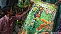 Pernak pernik seperti ketupat plastik dan desain gambar bermotif dan bertuliskan Selamat Hari Raya Idul Fitri banyak diminati warga untuk membuat hiasan dalam menyambut Lebaran.