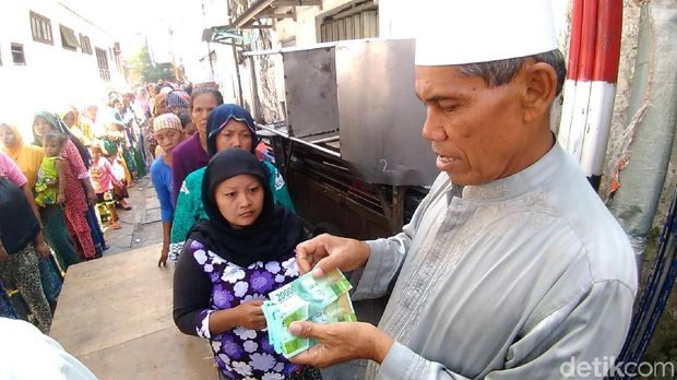 Warga mengatre untuk mendapatkan uang Rp 40 ribu