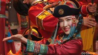 Gadis etnis Hui yang cantik sedang menari dalam pertunjukan budaya di Bayinguoleng TV Station di Kota Korla (Fitraya/detikTravel)