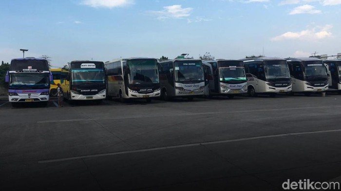 Bus-bus AKAP di Terminal Pulogebang