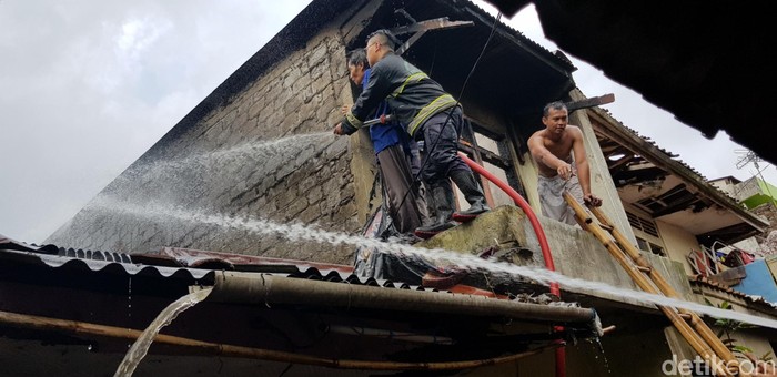 Rumah Dua Lantai di Sukabumi Terbakar, Penghuni Selamat