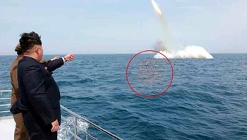Tampak Kim Jong Un melihat misil Korut diluncurkan dari kapal selam. Pakar menyebutkan ini adalah hasil rekayasa karena bayangan di permukaan air tidak sesuai. Hanya untuk menakut-nakuti. Tapi itu dulu, mungkin sekarang Korut memang sudah bagus kapabilitas misilnya. Foto: Istimewa