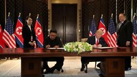 Dokumen yang diteken Trump dan Kim Jong-Un itu berisi pernyataan bersama dari kedua pihak. Trump berkomitmen memberikan jaminan keamanan bagi Korut, sedangkan Kim Jong-Un mempertegas komitmen kuat dalam menuntaskan denuklirisasi Semenanjung Korea. Foto: REUTERS/Jonathan Ernst