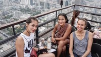 Ternyata model tinggi semampai ini dekat dengan Nadine Chandrawinata. Mereka sedang makan di salah satu restoran di Bangkok, Thailand. Foto: Instagram paula_verhoeven