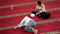 Warga terus mamanjatkan doa