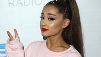 Aku saat itu, kayaknya, 12 tahun dan cewek-cewek di angkatanku sudah punya payudara yang besar, dan aku kecil. Aku (payudaranya) masih kecil sampai hari ini, aku (ukuran cupnya) 32A, kata Ariana Grande saat wawancara dengan Twist. Foto: Getty Images