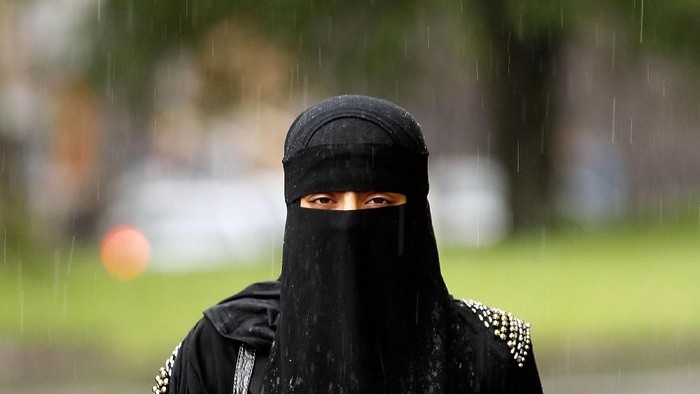 LONDON, ENGLAND - APRIL 11:  A woman wears an  Islamic niqab veil stands outside the French Embassy during a demonstration on April 11, 2011 in London, England. France has become the first country in Europe to ban the wearing of the veil and in Paris two women have been detained by police under the new law.  (Photo by Peter Macdiarmid/Getty Images)