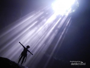 Cahaya Surga Gua Jomblang yang Terancam Peternakan Ayam