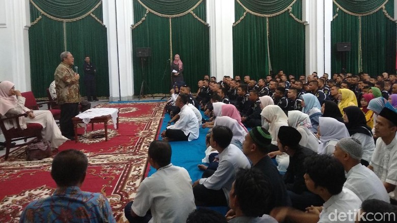 Aher Pamitan ke Petugas Keamanan dan Kebersihan Gedung Sate Aher Pamitan ke Petugas Keamanan dan Kebersihan Gedung Sate