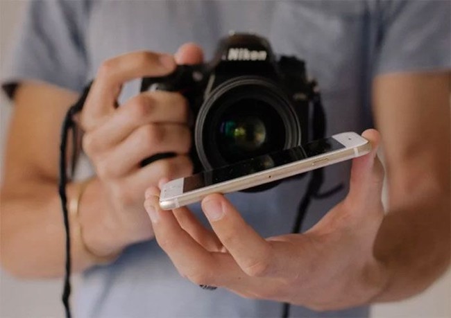 Aku menemukan cara ini ketika memotret pengantin yang sedang bersiap. Seorang bridesmaid meninggalkan handphonenya tergeletak di meja dan aku melihat pantulannya. Aku sadar dengan angle dan jarak yang tepat, aku bisa membuat refleksi yang tak disangka didapat dari layar handphone, ungkap Mathias kepada Bored Panda. Foto: Dok. Mathias Fast