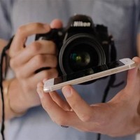 Aku menemukan cara ini ketika memotret pengantin yang sedang bersiap. Seorang bridesmaid meninggalkan handphonenya tergeletak di meja dan aku melihat pantulannya. Aku sadar dengan angle dan jarak yang tepat, aku bisa membuat refleksi yang tak disangka didapat dari layar handphone, ungkap Mathias kepada Bored Panda. Foto: Dok. Mathias Fast