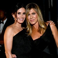 Gaya makeup natural tersebut turut sukses membuat mereka lebih awet muda. Saat ini, Jennifer berusia 49 tahun atau empat tahun lebih muda dari Courteney. (Foto: Getty Images)