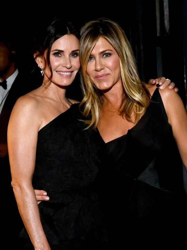 Gaya makeup natural tersebut turut sukses membuat mereka lebih awet muda. Saat ini, Jennifer berusia 49 tahun atau empat tahun lebih muda dari Courteney. (Foto: Getty Images)