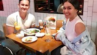 Penyanyi berusia 39 tahun ini, ternyata berteman dekat dengan Marcellino Lefrandt. Mereka sering bertemu sekaligus makan siang bersama. Foto: Instagram @denadaindonesia