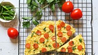 Omelet mie buatan akun @dhora_kusumadewi ini sengaja diberi topping irisan sosis. Sepintas omelet mie ini terlihat seperti satu pan pizza, ya. Foto: Instagram