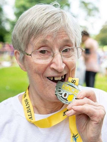 Elizabeth Barber sukses menyelesaikan half marathon