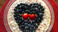 Cantik ya muesli buatan Preity? Ia menghiasnya dengan susunan blueberry dan strawberry berbentuk hati di atasnya.Foto: Instagram realpz