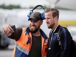 Sementara Harry Kane masih menyempatkan diri berswafoto dengan petugas bandara setibanya di Rusia. (Foto: Anton Vaganov/Reuters)