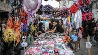 Begitu juga dengan pernak-pernik dan aksesoris kepala, seperti jepit rambut, pita dan bros banyak dipasarkan di Pasar Al Zawiya ini. Anadolu Agency/Getty Images.