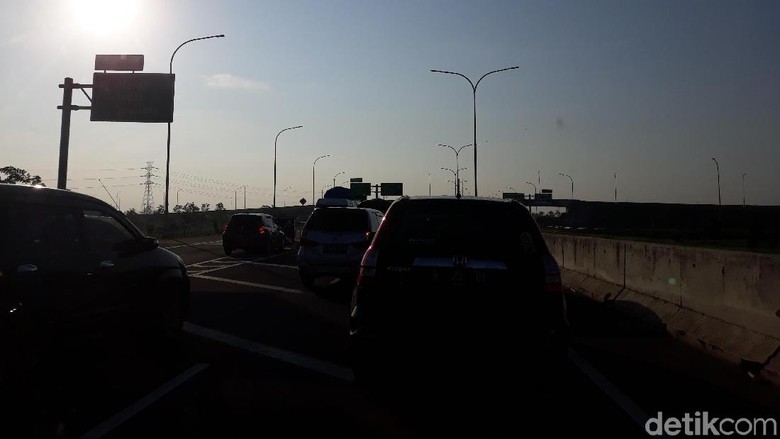 Cerita Mudik Vinda: Tembus Cikampek 4 Jam, Istirahat di Pinggir Tol Cerita Mudik Vinda: Tembus Cikampek 4 Jam, Istirahat di Pinggir Tol