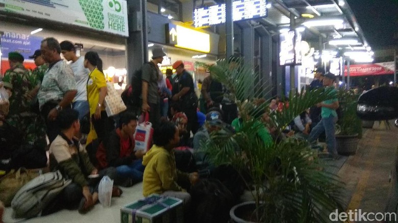 H-2 Lebaran Puncak Arus Mudik di Stasiun Pasar Turi H-2 Lebaran Puncak Arus Mudik di Stasiun Pasar Turi