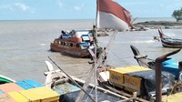 Speedboat Albert mengalami kecelakaan, dua orang dipastikan tewas. Namun masih ada puluhan orang pemudik turut menumpang speedboat itu. Kini sekitar 23 orang masih dicari. Kapal itu berangkat dari Pelabuhan Sukadamai Toboali Kabupaten Bangka Selatan ke Pelabuhan Sungai Lumpur Ogan Komering Ilir. Kapal mengalami kecelakaan di Perairan Sungai Kong Sumatera Selatan. ( Dok. Polairud Polda Sumsel)