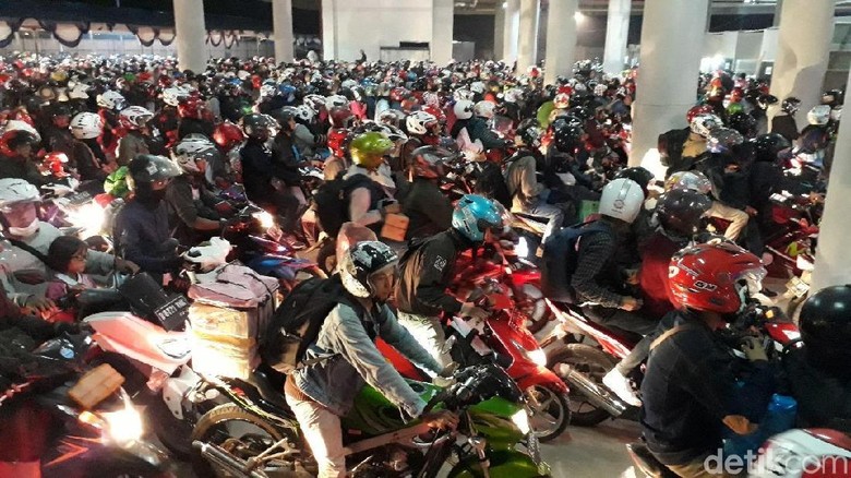 Tepis Jalur Mudik Neraka, Pengelola Merak: H-2 Ramai Lancar Tepis Jalur Mudik Neraka, Pengelola Merak: H-2 Ramai Lancar