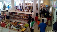 Sentra makanan jenang, Mubarokfood di Jalan Sunan Muria, Kudus ramai pengunjung di musim Lebaran ini (Akrom Hazami/detikTravel)