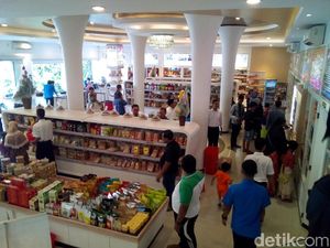 Pemudik Berburu Makanan Jenang di Kudus