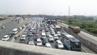 Informasi dari Jasa Marga, ada beberapa titik kemacetan yang harus dilalui pemudik. Pertama, arus kendaraan sudah mulai padat di Km 10 Cikunir hingga Km 14 Bekasi Barat. (Foto: Sabilla Dhestu/CNNIndonesia)