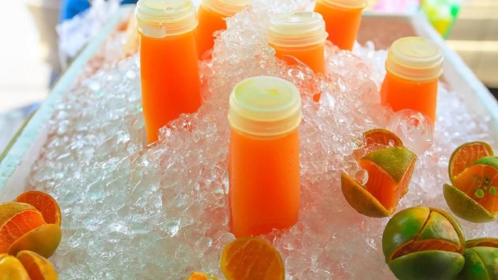 Membekukan jus di freezer sebelum disantap membuat rasanya menjadi lebih nikmat. Foto: ilustrasi/thinkstock Membekukan jus di freezer sebelum disantap membuat rasanya menjadi lebih nikmat. Foto: ilustrasi/thinkstock