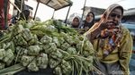 Penjual Ketupat Lebaran Ramai Diserbu Pembeli