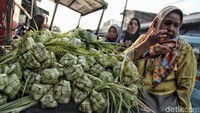 Lapak-lapak penjual ketupat ini ramai diserbu pembeli.