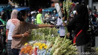H-2 Lebaran, banyak penjual bunga musiman yang menjajakan dagangannya di pinggir jalan.