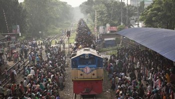 Penumpang berjubel menunggu kereta yang akan membawa mereka pulang ke kampung halaman. (Foto: Reuters)