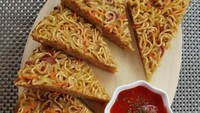 Diberi irisan wortel lalu digoreng hingga garing, omelet mie buatan Susiana Jo ini terlihat sangat menggoda. Apalagi dengan adanya semangkuk kecil saus sambal. Foto: Instagram