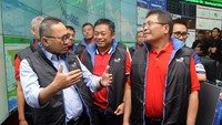 Kehadiran Zulkifli Hasan disambut oleh Dirut Telkom Alex J Sinaga yang didampingi oleh Dirut Telkomsel Ririek Adriansyah, Rabu (13/6/2016). Foto: dok. MPR