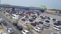Kemacetan di gerbang tol.