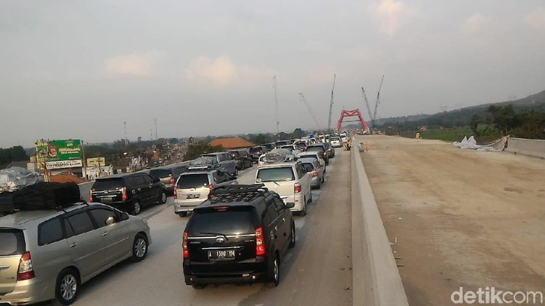 Jembatan Kalikuto Macet 1 Km, Exit Gringsing Tetap Dibuka Jembatan Kalikuto Macet 1 Km, Exit Gringsing Tetap Dibuka