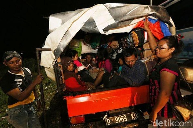 Mudik naik mobil bak. Foto: Dok. Djoko Setijowarno Mudik naik mobil bak. Foto: Dok. Djoko Setijowarno