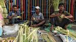 Penjual Ketupat Lebaran Ramai Diserbu Pembeli