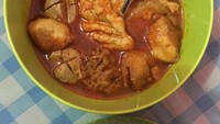 Mirip seperti seblak, lihat nih semangkuk batagor goreng yang renyah disiram kuah gurih sedap! Foto: Instagram @kylafoodpekanbaru