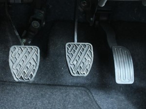 Kopling Mobil Keras? Ini Dia Penyebabnya