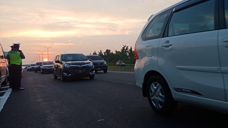 Urai Macet, One Way di Tol Cipali Diperpanjang Urai Macet, One Way di Tol Cipali Diperpanjang
