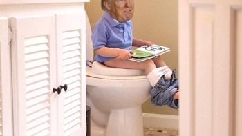 Belajar pipis di toilet. Foto: Internet