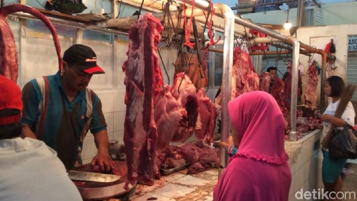 Pedagang Daging Sapi di Pasar Gondangdia/Foto: Puti Aini Yasmin Pedagang Daging Sapi di Pasar Gondangdia/Foto: Puti Aini Yasmin