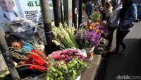 Berbagai jenis bunga dijual disini.